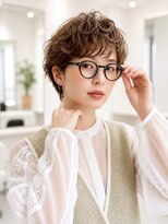 ルービック 高槻(Rubik's) 大人可愛いパーマショート×丸メガネコーデ