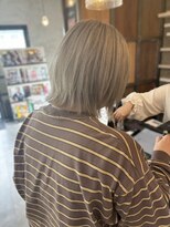アングゥイー(ungu iE)&nbsp;ブリーチでつくるくすみベージュ