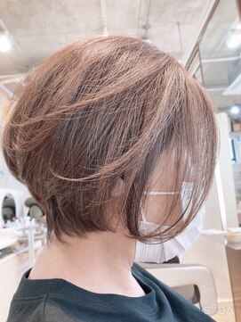 マニス(manis) 大人可愛いピレンジ◎襟足スッキリやわらかボブ ピンクカラー