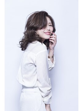 ミエル ヘア 新宿(miel hair) 〈mielhair新宿〉重軽ウェーブ　大人スタイル