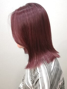 リリス(l'iris) 10代20代深みレッドミディアム外はねシャギーカットナチュラル