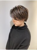 2025年春夏前髪長めハイライトショート刈上げ2ブロック女子