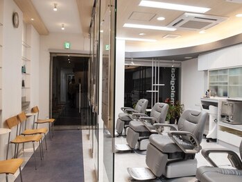 アークイチカワ(Arc ICHIKAWA)の写真/白を基調とした明るい店内×男性に特化したサロンだから「美容室は緊張して苦手…」という方にもおすすめ♪