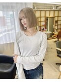 切りっぱなしボブ・ダブルカラーブロンドヘア・ブリーチあり