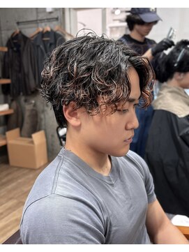 オムファミーユラグ(homme, famille raugh) センターパート×波巻きスパイラルパーマ