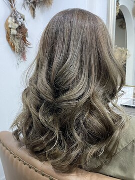 リロ(Lilo) グレージュカールヘア