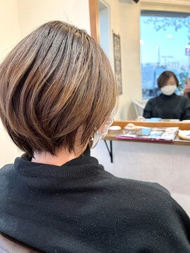 ヘアストーリー リズム(hair story r ism) 頭と首をキレイに魅せる、ハイライト履歴でイカしたショート♪