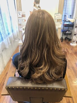 アンプレヴーアジュテ(Impre'vu ajoute) ベージュハイライトカラー