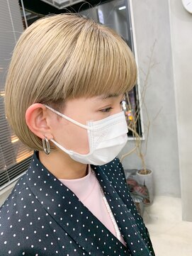 テトヘアー(teto hair) ブリーチ1回、ワイドバング、ホワイトブロンド、ボブ