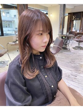 インス(ensue) 小顔似合わせカットくびレイヤーエモージュ大人可愛いブラウン