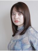 自然なストレートスタイルの美髪セミロング