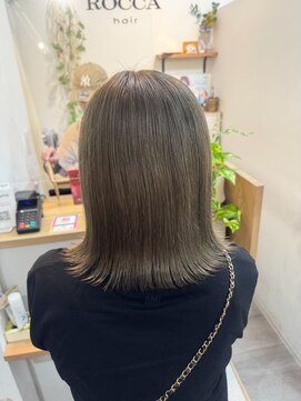 ロッカ(ROCCA) アッシュグレージュ×外ハネミディ