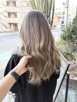 リヴナ(Livna)&nbsp;艶、透明感抜群のミルクティーグレージュ◎