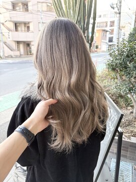 リヴナ(Livna) 艶、透明感抜群のミルクティーグレージュ◎