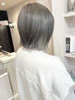 キャアリー(Caary)&nbsp;福山市Caaryシルバーインナーカラー秋ヘア切りっぱなしボブ20代