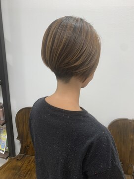 ロアール(LOIRE) かりあげ前下がりショートボブ