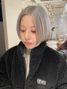 トレス(TRESS) ホワイトグレージュ/センターパート/ケアブリーチ