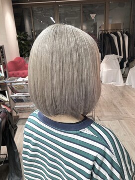 コワファーストナガサキシャンプーボーイ(COIFF1RST NAGASAKI SHAMPOO BOY) ブリーチ2回 ミルクティーグレージュ