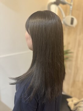 バドゥ(bud) アッシュグレージュ×ぱつっとロング