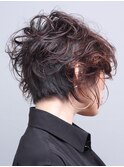ニュアンスパーマ立体感でみせる大人ハンサムショート
