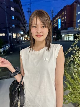 コム(com) ビーチが似合うくすみブラウンカラー