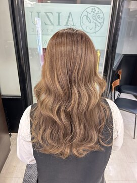 アイズ 本厚木(AIZU) 白髪ぼかしハイライト ミルクティベージュ