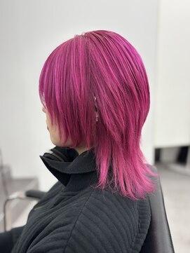 キバ(kva) ▽□□▽ ウルフカット×ビビットピンク