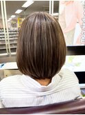 白髪ぼかしハイライト × 丸みボブ