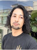 大人の波巻きスパイラルパーマミディアムロングメンズカットヘア