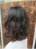 肩下パーマスタイル。