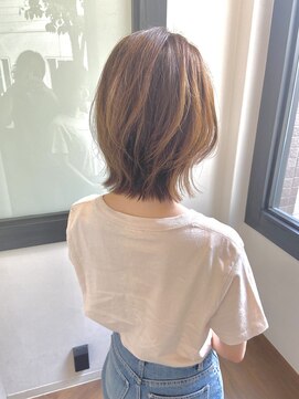 アバース(abirth) 明るめベージュミディアムレイヤー