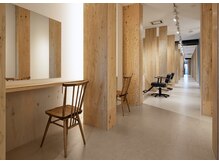 チャコレ 北千住店(Chacolle)の雰囲気（木の温もりのある内装空間［カット/カラー/トリートメント］）