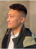 フェードカット 短髪 ツイストスパイラルパーマ 黒髪 爽やか