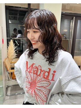 ホロ(hollo) ウェーブミディアムロングウルフパーマレイヤーパーマ