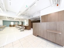 アッシュ 下北沢店(Ash)の雰囲気（自然光が入る広くて綺麗な店内です◎〔下北沢/髪質改善〕）