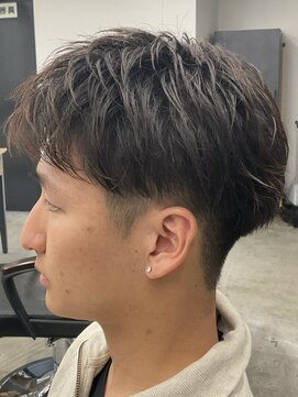 フイ 新宿3丁目(Hui) フェザーパーマ/グレーブルーカラー/刈り上げショートパンク