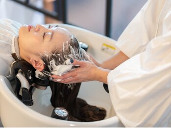 ナグ(NAGU)の写真/【全てのメニューに30分のヘッドスパ付き！】コリをほぐすことで血行を促進し、健康的な頭皮環境へ導きます