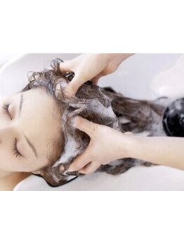 乾燥が気になり始める季節に備えて”頭皮ケア”しませんか？ヘッドスパでコリもほぐれリラックス効果も◎