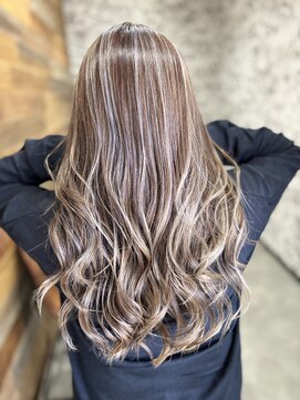 ウェリラバイハク(WeLila by haku) コントラストハイライト/白髪ぼかし/レイヤーカット