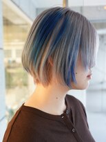 ダブ アオヤマ(DaB AOYAMA)&nbsp;【２ブリーチ～】ホワイト×ブルー　ブロックカラー　ショート