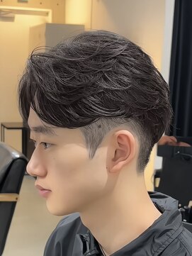 ブルニール 心斎橋(BLEUNIR) フェザーパーマ 似合わせカットパーマ センターパート 心斎橋