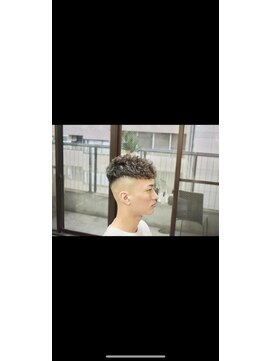 ワールドシップコウベ(WORLD SHIP KOBE) フェードカットクリクリパーマ