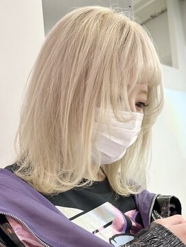 ウィコ 新宿(WICO) ホワイトカラー[新宿駅/フェミニン/モード/ダークアッシュ]