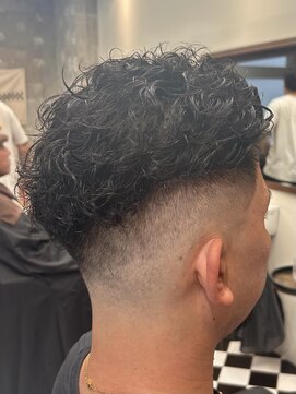 フランクス バーバー ウエストトウキョウ 吉祥寺店(FRANK’S BARBER WEST TOKYO) フェザーパーマサーフカール刈り上げセンターパート Y