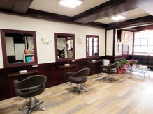 ファムヘアー(Fam hair)の雰囲気（木目調の落ち着いた広々空間）