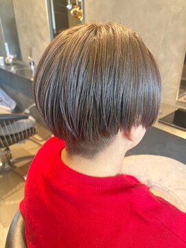 ユウシヘアー(Yushi Hair) 前下りショート。