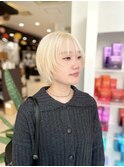 ホワイトブロンド×コンパクトボブ