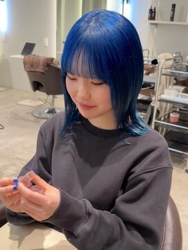 ケリーアン 太田(kelly.un) ディープブルーヘア / 切りっぱなしボブ / ストレートミディ