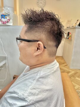 ロミーオム 本厚木(ROMMY. Homme) ツーブロック刈り上げ短髪ツイストパーマアップバングメンズヘア