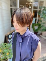 大人の洗練ショート刈上ハンサムショートヘア前下がりストレート